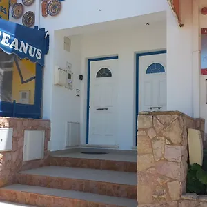Oceanus With Private Kitchen, Bathroom And Terrace 300m From The Habitación en casa particular Sagres